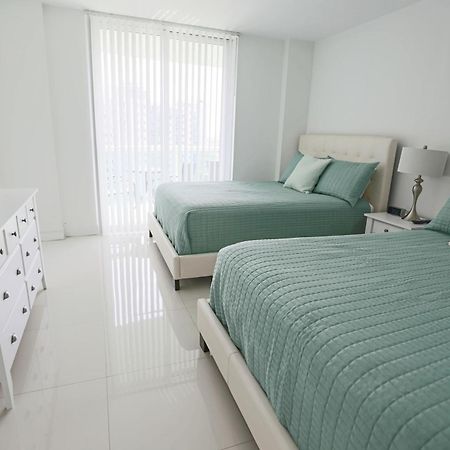 Ocean Reserve Luxury Condos Across From Sunny Isles Beach 마이애미 비치 외부 사진