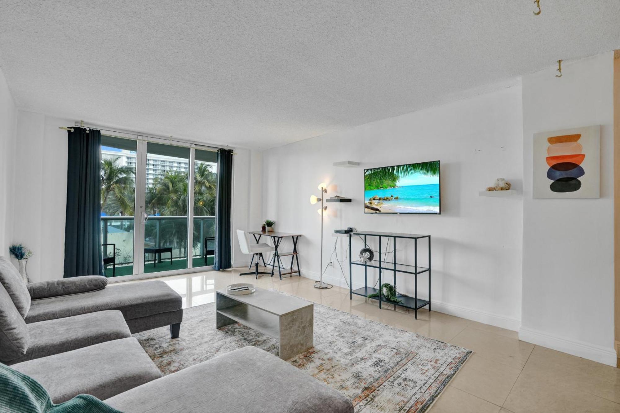 Ocean Reserve Luxury Condos Across From Sunny Isles Beach 마이애미 비치 외부 사진