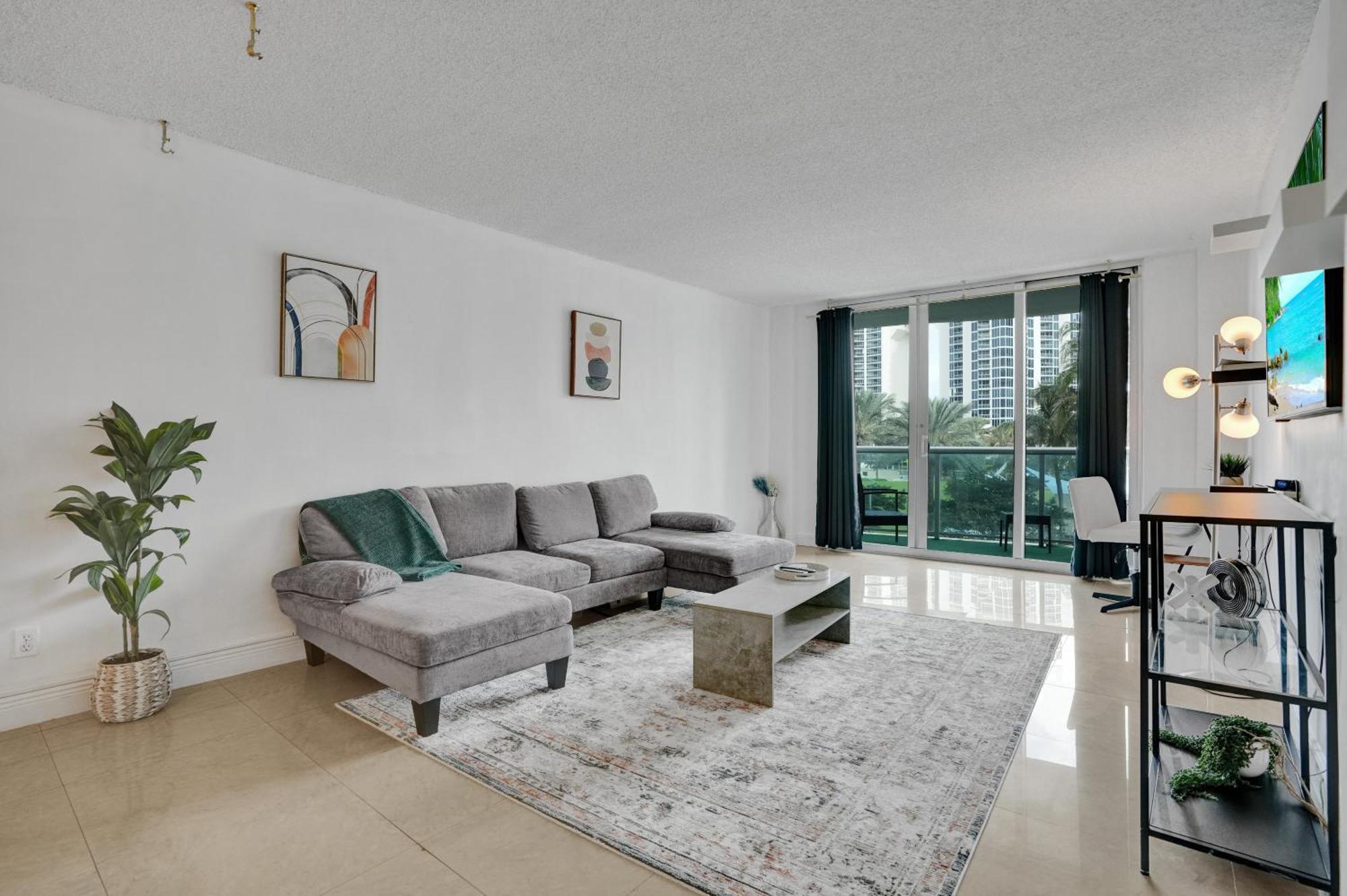 Ocean Reserve Luxury Condos Across From Sunny Isles Beach 마이애미 비치 외부 사진