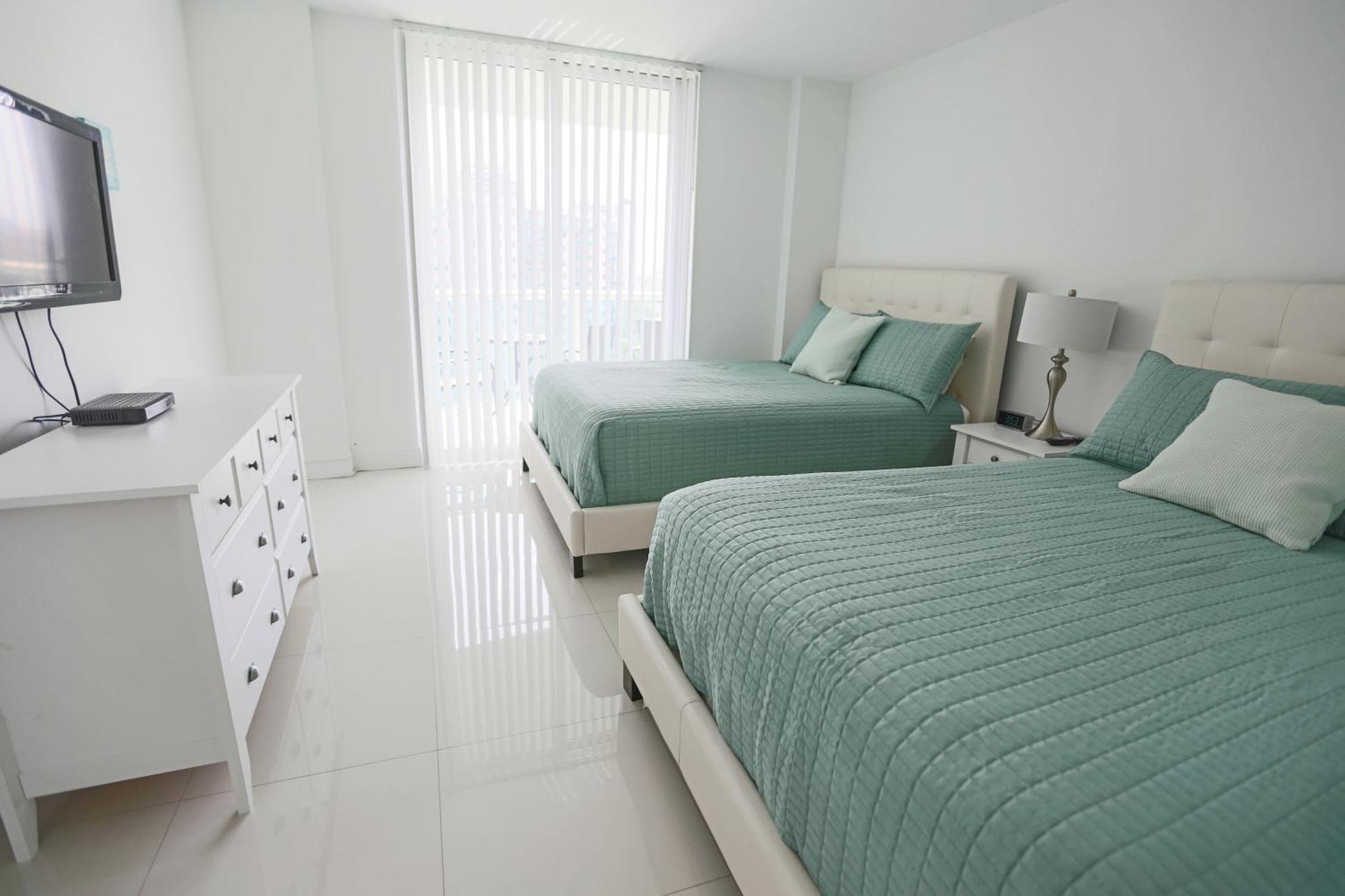 Ocean Reserve Luxury Condos Across From Sunny Isles Beach 마이애미 비치 외부 사진