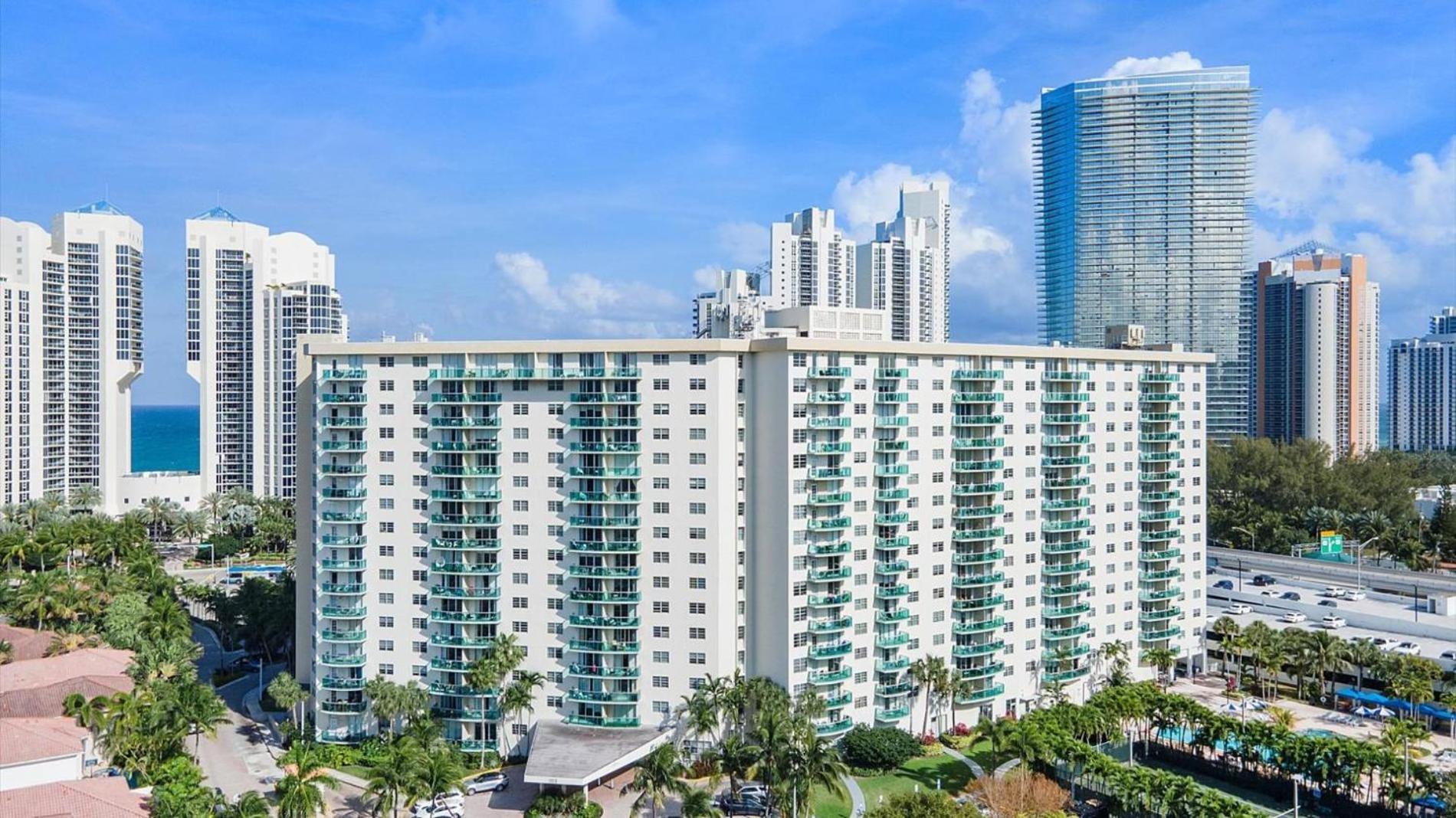Ocean Reserve Luxury Condos Across From Sunny Isles Beach 마이애미 비치 외부 사진