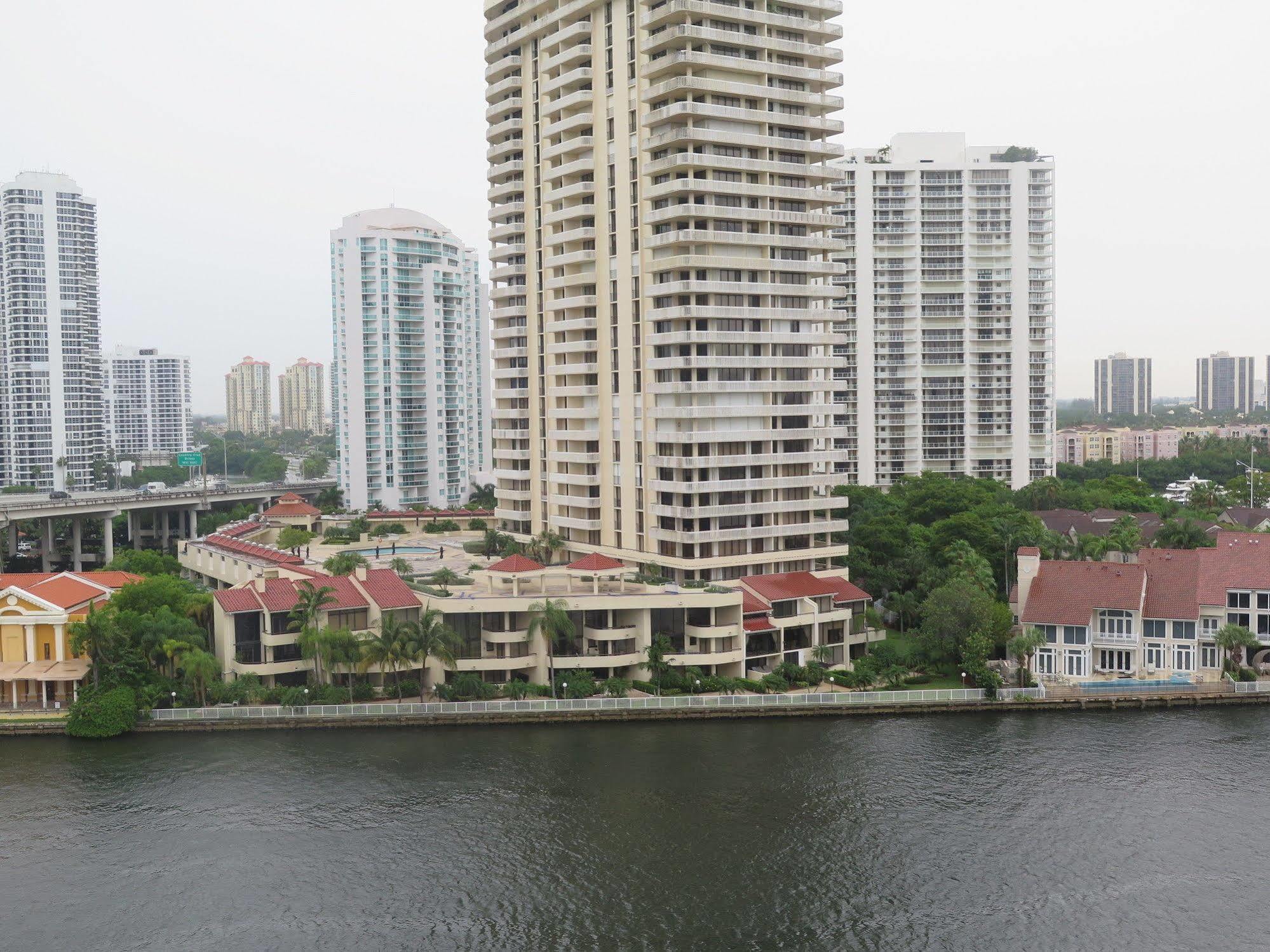Ocean Reserve Luxury Condos Across From Sunny Isles Beach 마이애미 비치 외부 사진