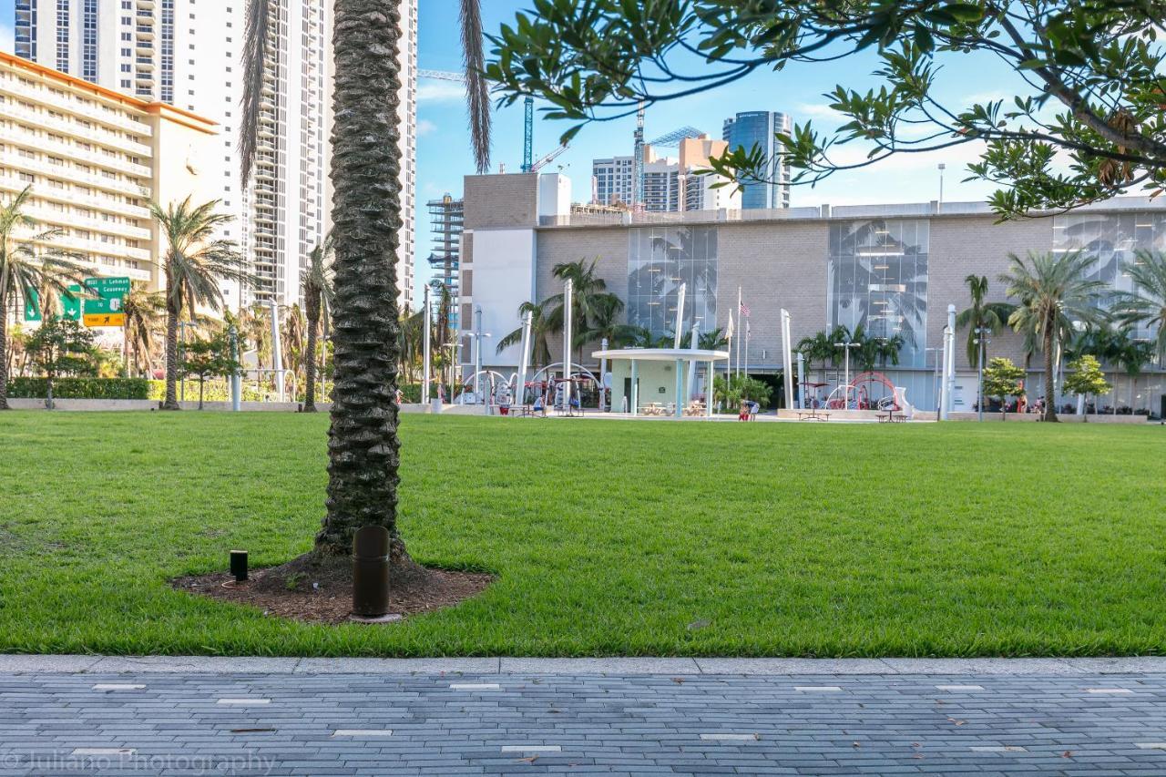 Ocean Reserve Luxury Condos Across From Sunny Isles Beach 마이애미 비치 외부 사진